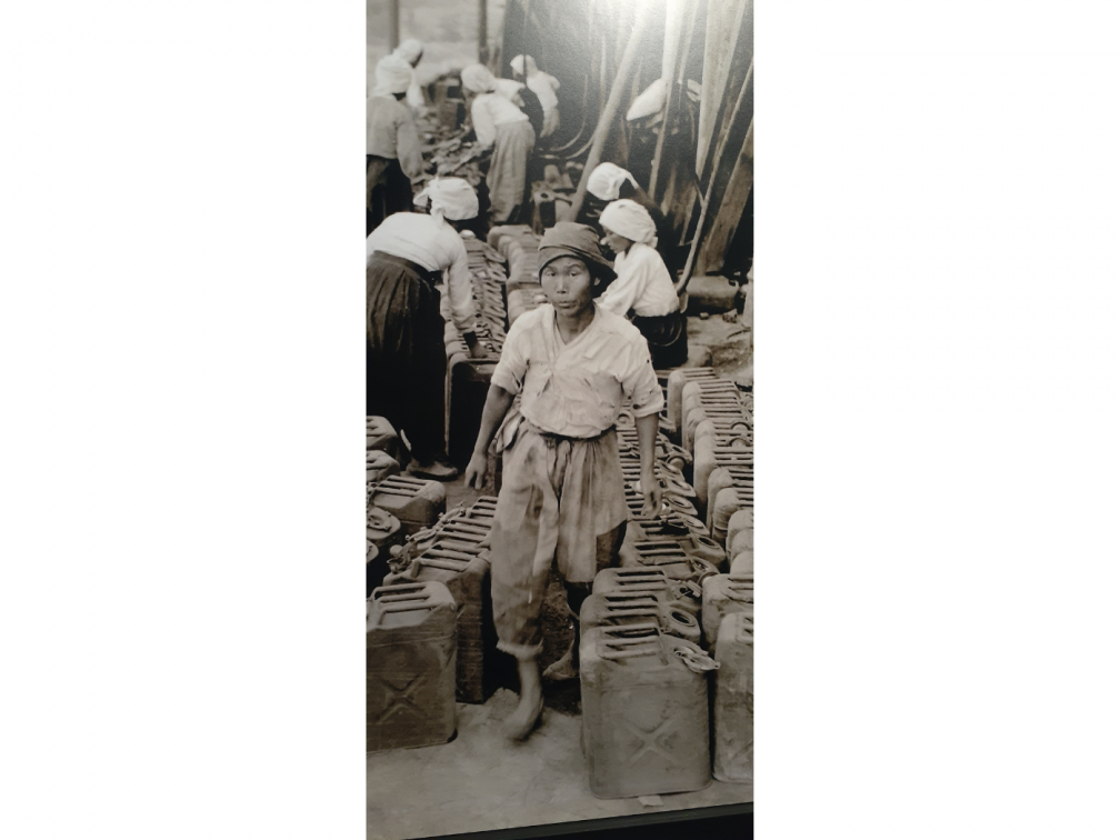 Refugees working in Busan during the Korean War