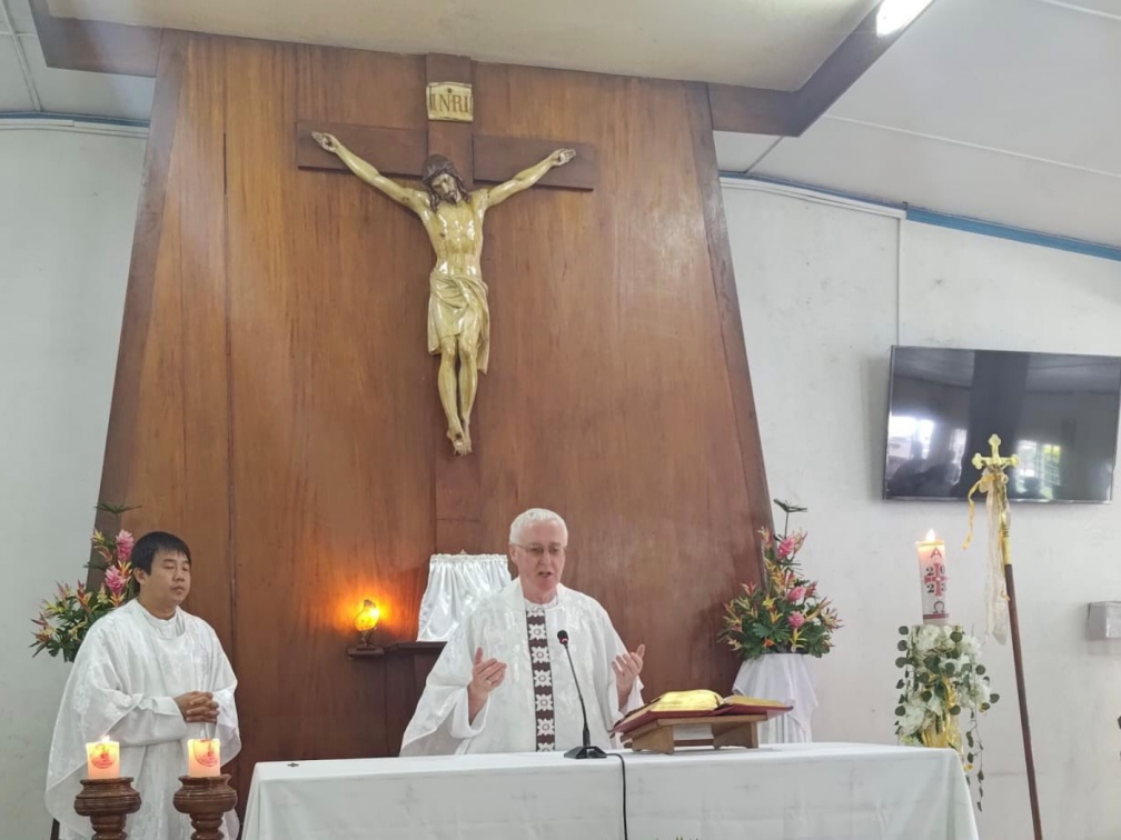 Fr. Carlo Jung Euikyun (L) and Fr. Tim Mulroy celebrating Sunday Mass in Holy Family Parish Church, Labasa