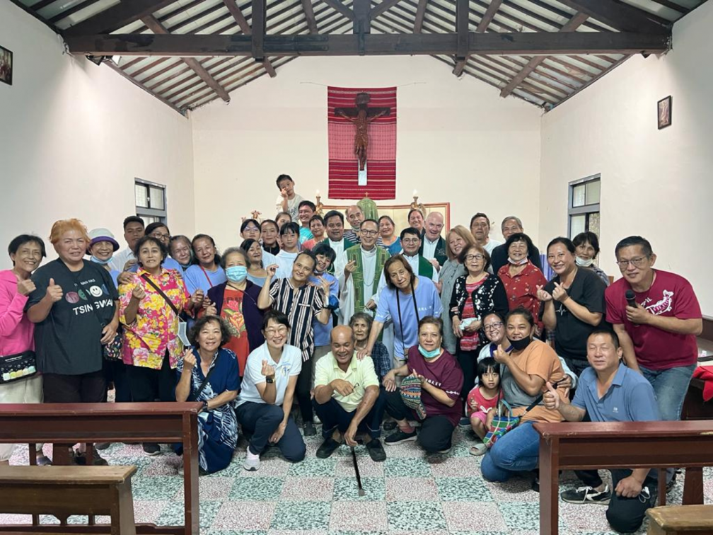 Fr. Salustino, dwarfed by the crowd of parishioners and fellow Columbans after his Welcoming Mass in the Atayal indigenous parish of Tai An, high in the mountains of central Taiwan