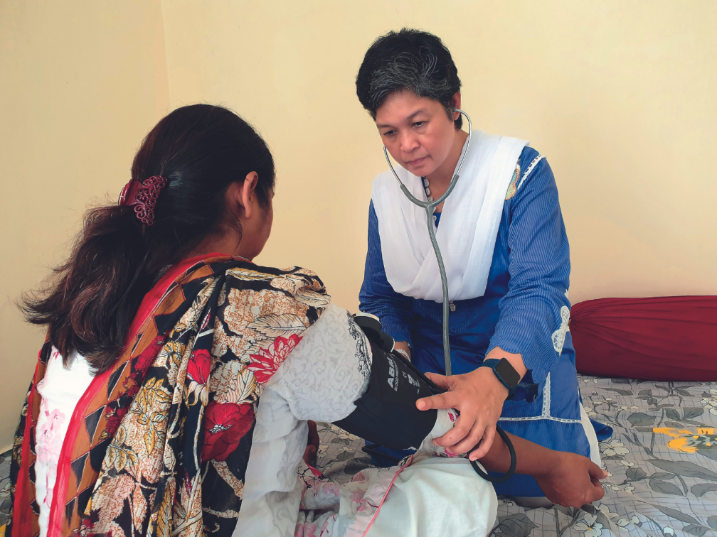 Sr. Anne Carbon with a patient in Pakistan