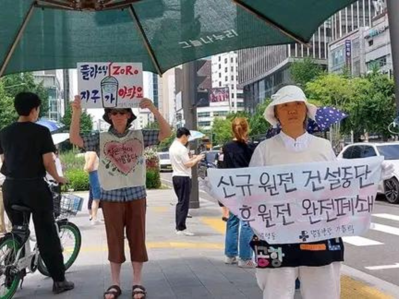 Columbans campaigning in Seoul against plastic pollution, particularly tackling the throw-away cups used by young office workers.