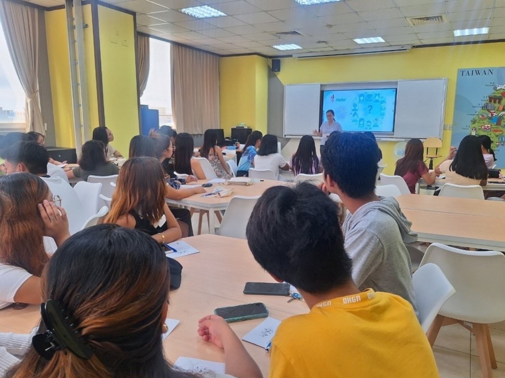 Jao Resari gives a seminar to university students