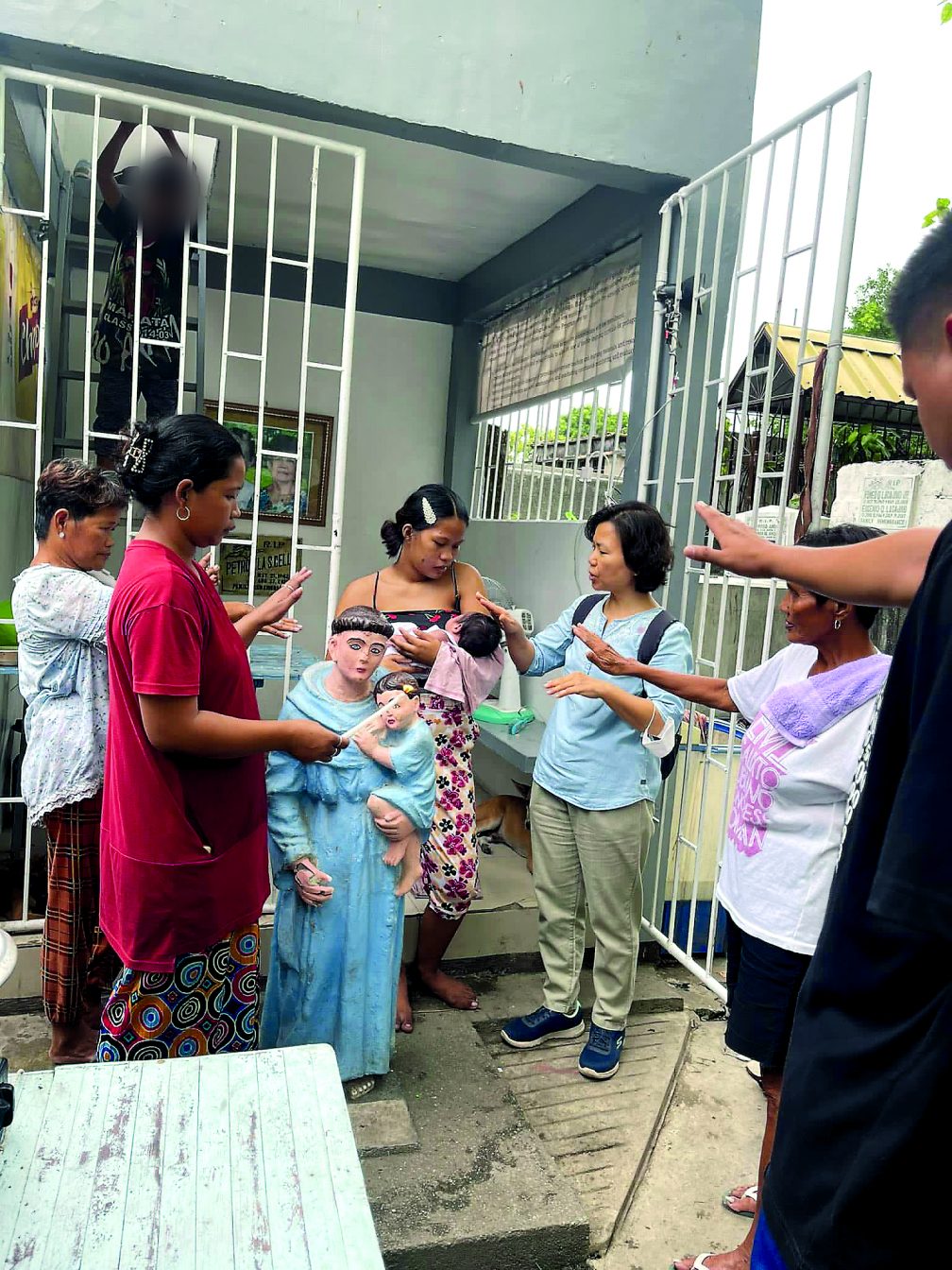 Praying in the cemetery in Manila with a mother for the well-being of her child. Photo: Sr. Hasuk Shin
