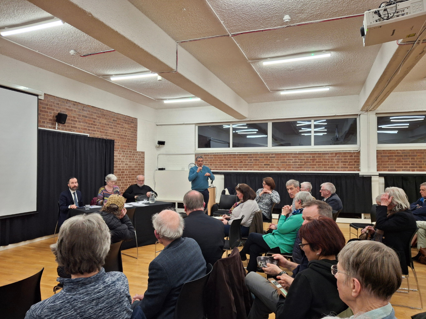 Mauricio Silva organising breakout rooms