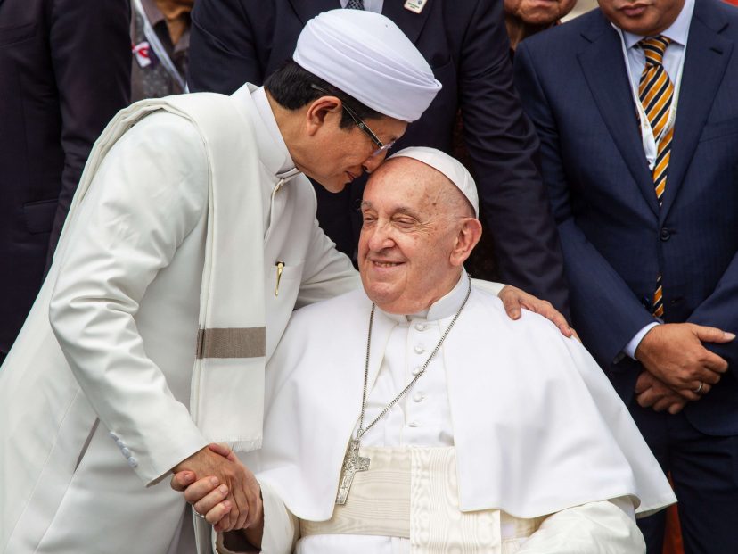 Dhemas Reviyanto / Antara News Agency, Government of the Republic of Indonesia, Grand Imam Nasaruddin Umar kisses the Pope, marked as public domain, more details on Wikimedia Commons