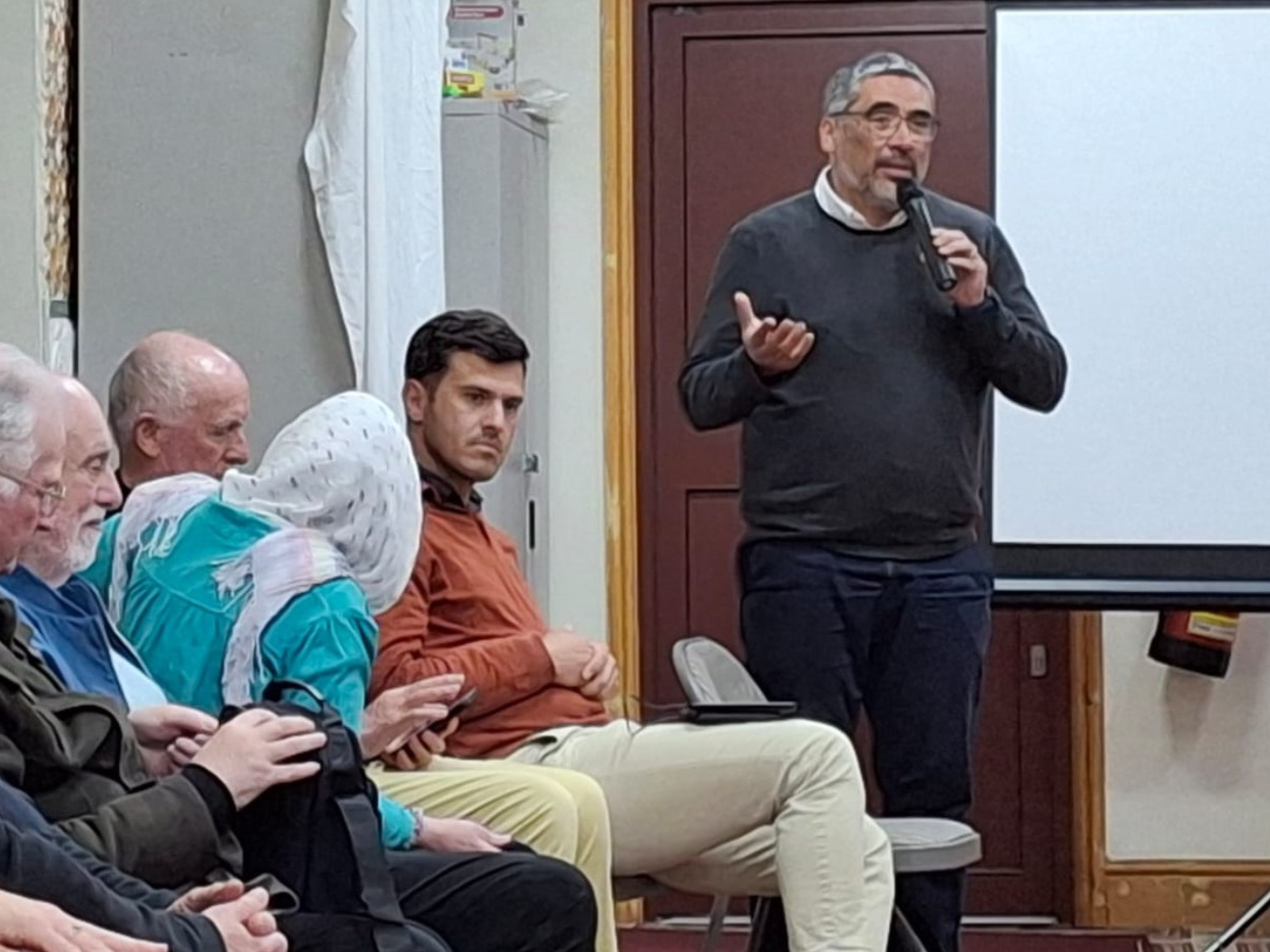 Mauricio Silva thanking the event's participants