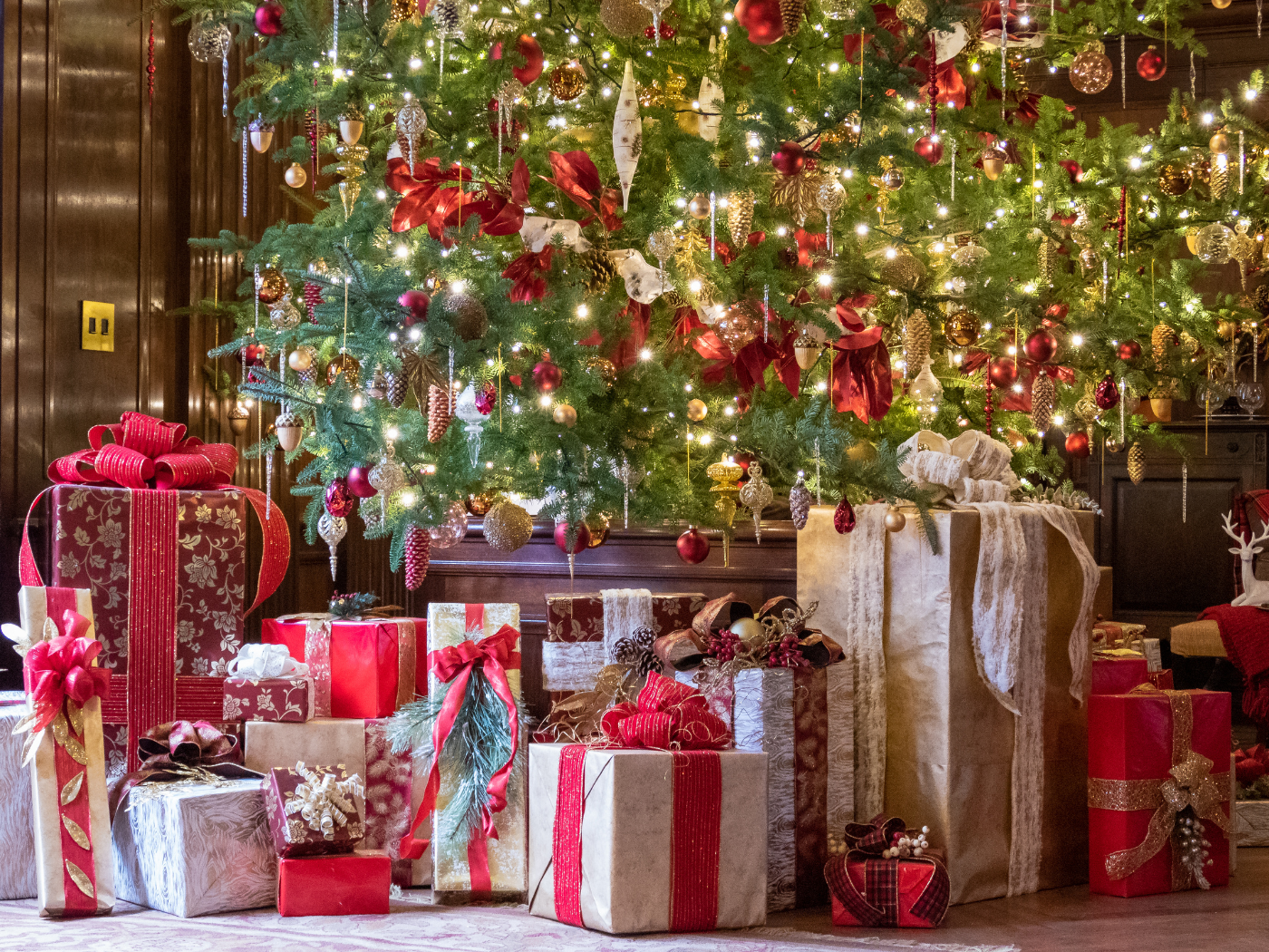 Christmas tree with presents