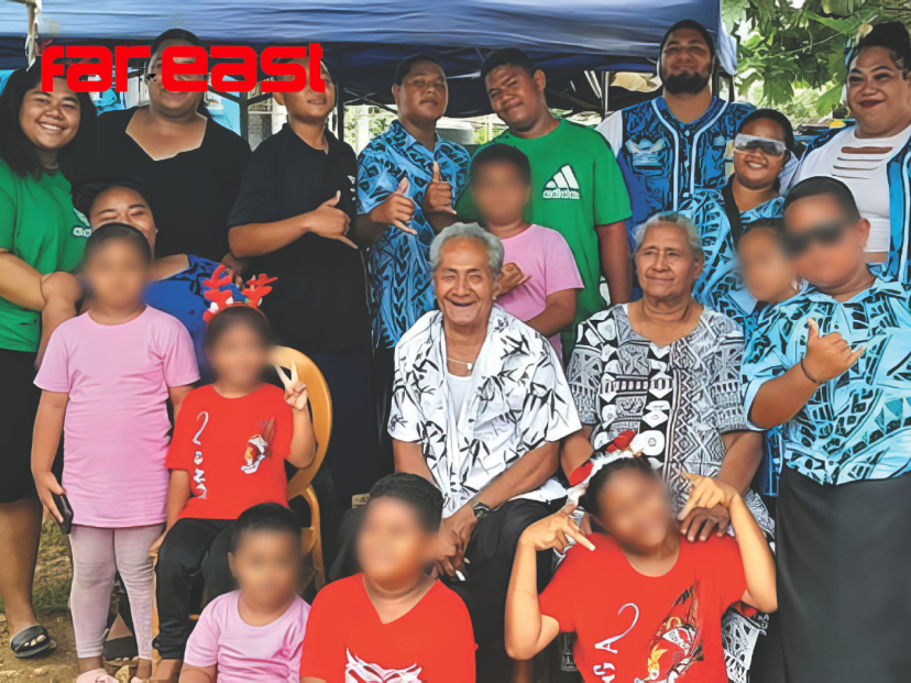 Naanise Mo'unga with her parents and family in Tonga