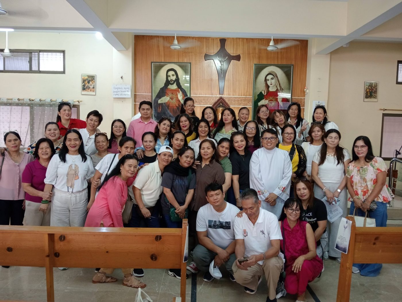 Fr Elbert with the community of Filipino migrants after the Sunday Mass in Karachi, Pakistan