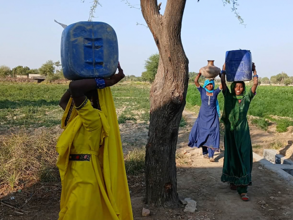 Women in Pakistan’s Parkari Kohli community walk miles each day to collect water for their household use and for drinking. Image credit: Fr. Louie Ybanez