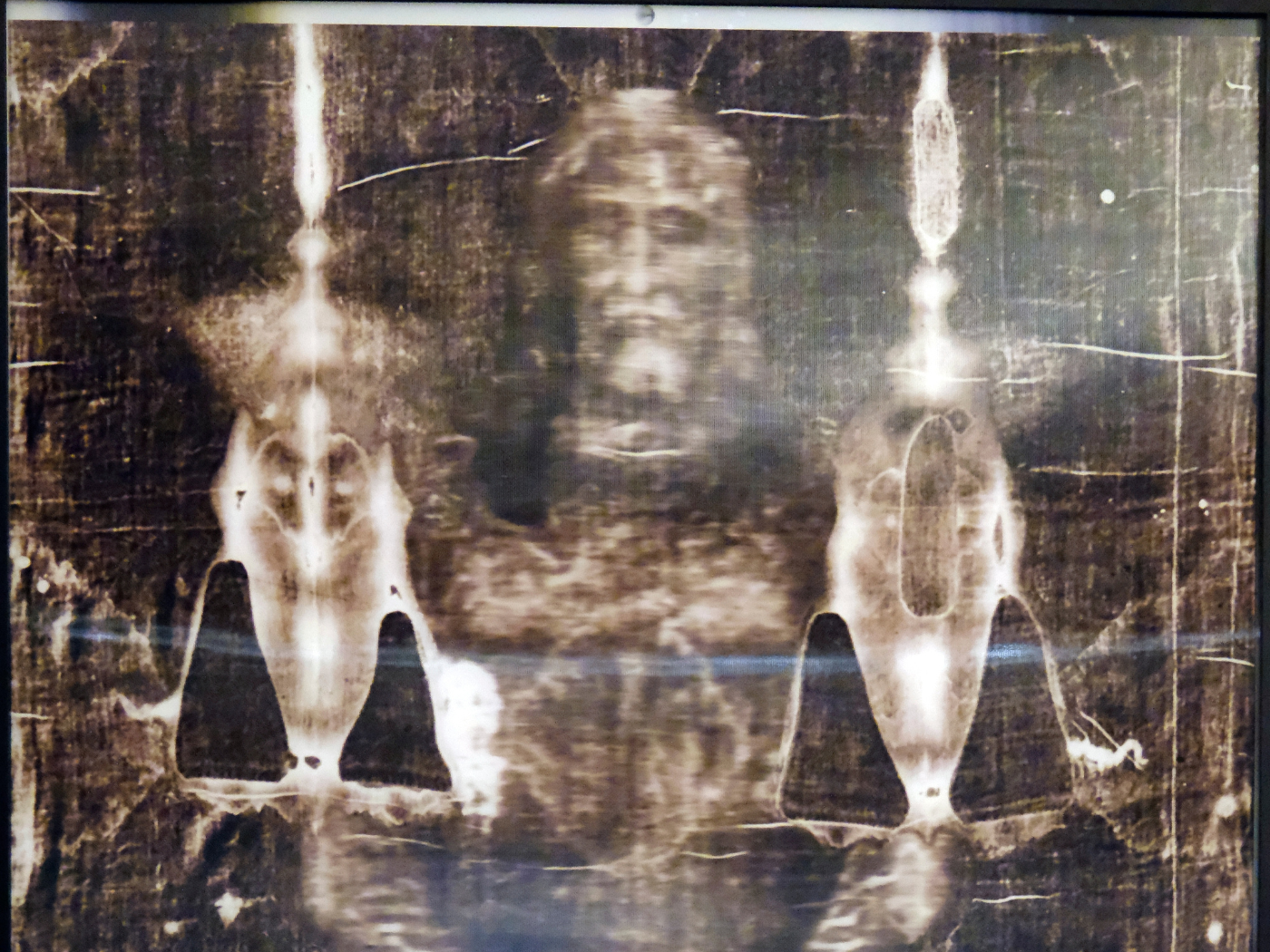 wasn't until Secondo Pia took a photograph in 1898 and examined the negative that it became apparent that the cloth had enveloped a man whose wounds aligned with those of Jesus as recounted in the Gospels