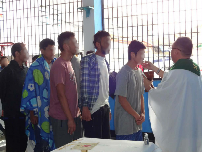 After years without access to the sacraments, members of the Ancón prison community receive Holy Communion during Mass celebrated by Fr Earl Tabaco in Occtober 2025