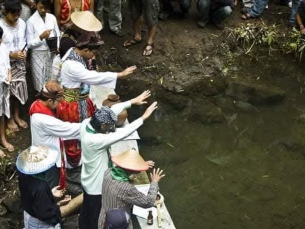 Members of the Catholic Parish of Ngargomulyo in Central Java bless a spring. Image credit: Tommy Tjoen, an FCJ student