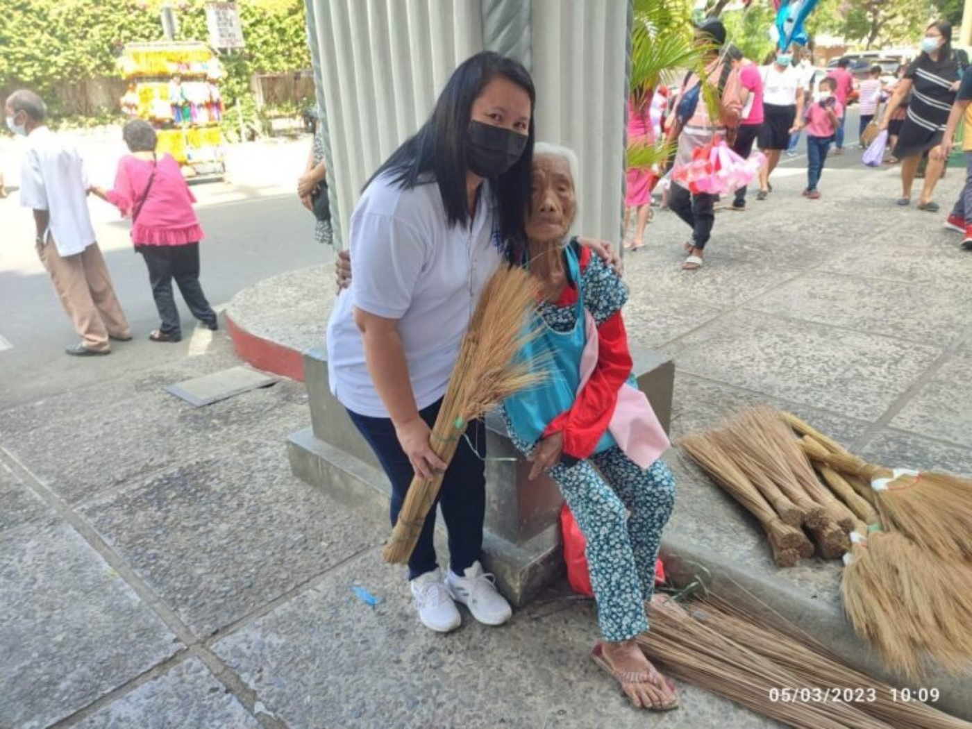 Evelyn met an elderly woman who generously shared her ten pesos in support of the mission
